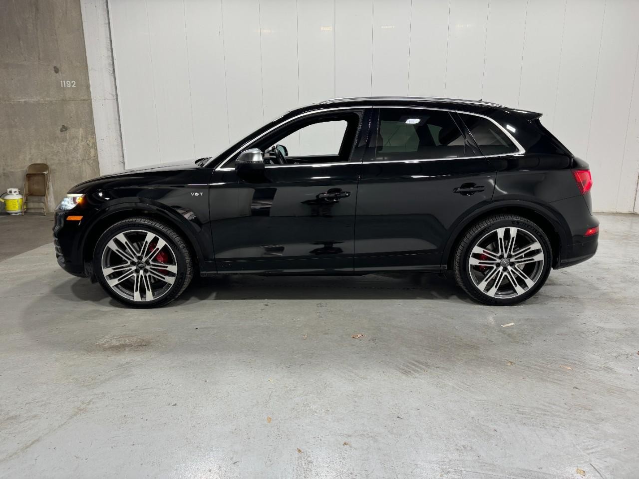 Audi SQ5 Vehicle Full-screen Gallery Image 2