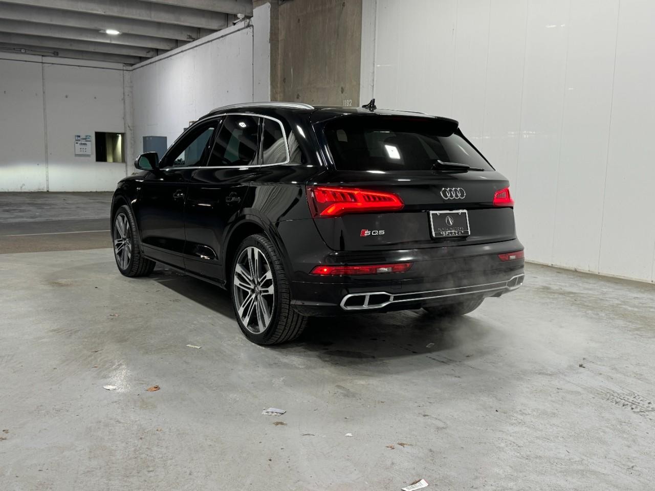 Audi SQ5 Vehicle Full-screen Gallery Image 3