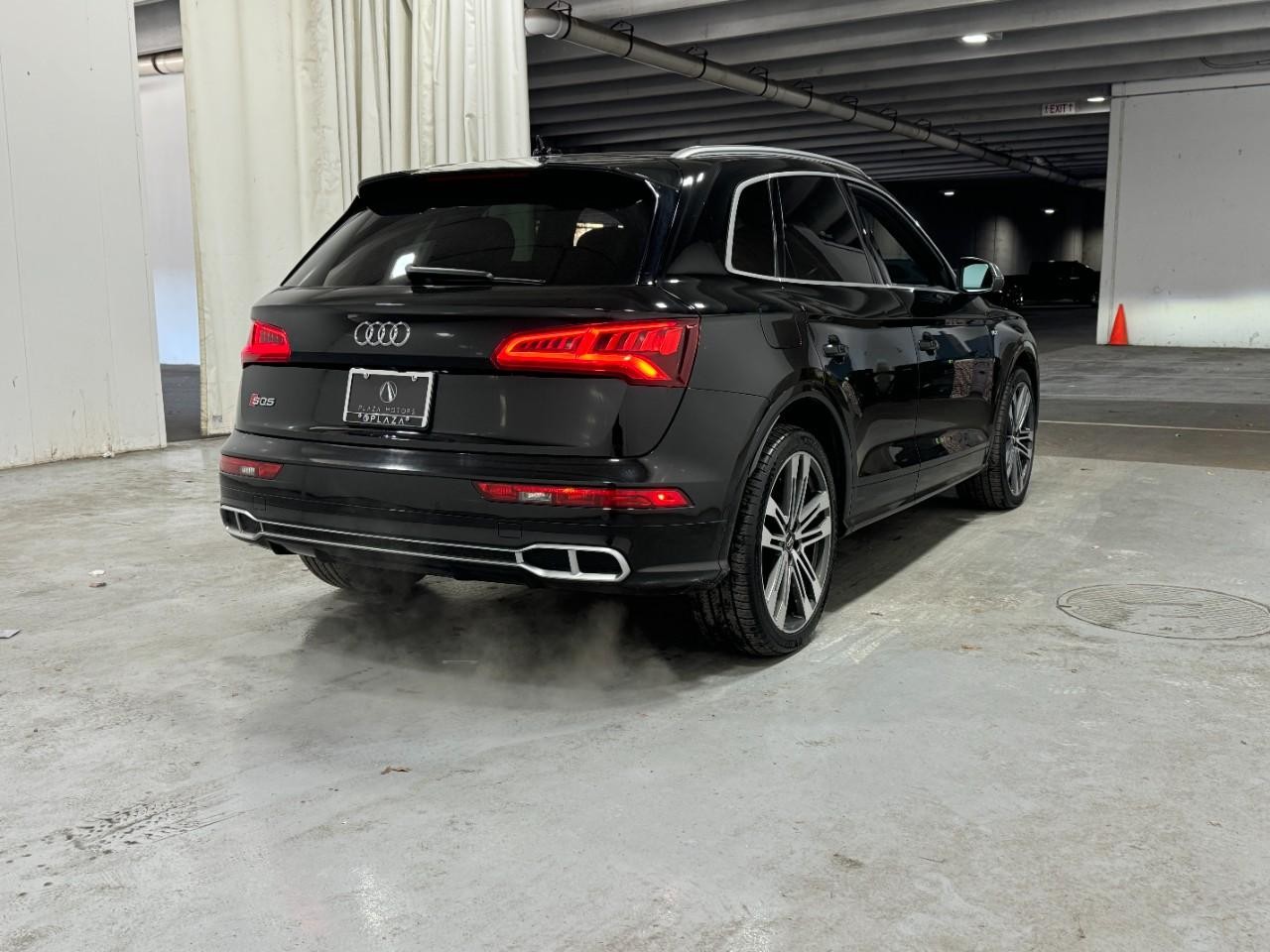 Audi SQ5 Vehicle Full-screen Gallery Image 4