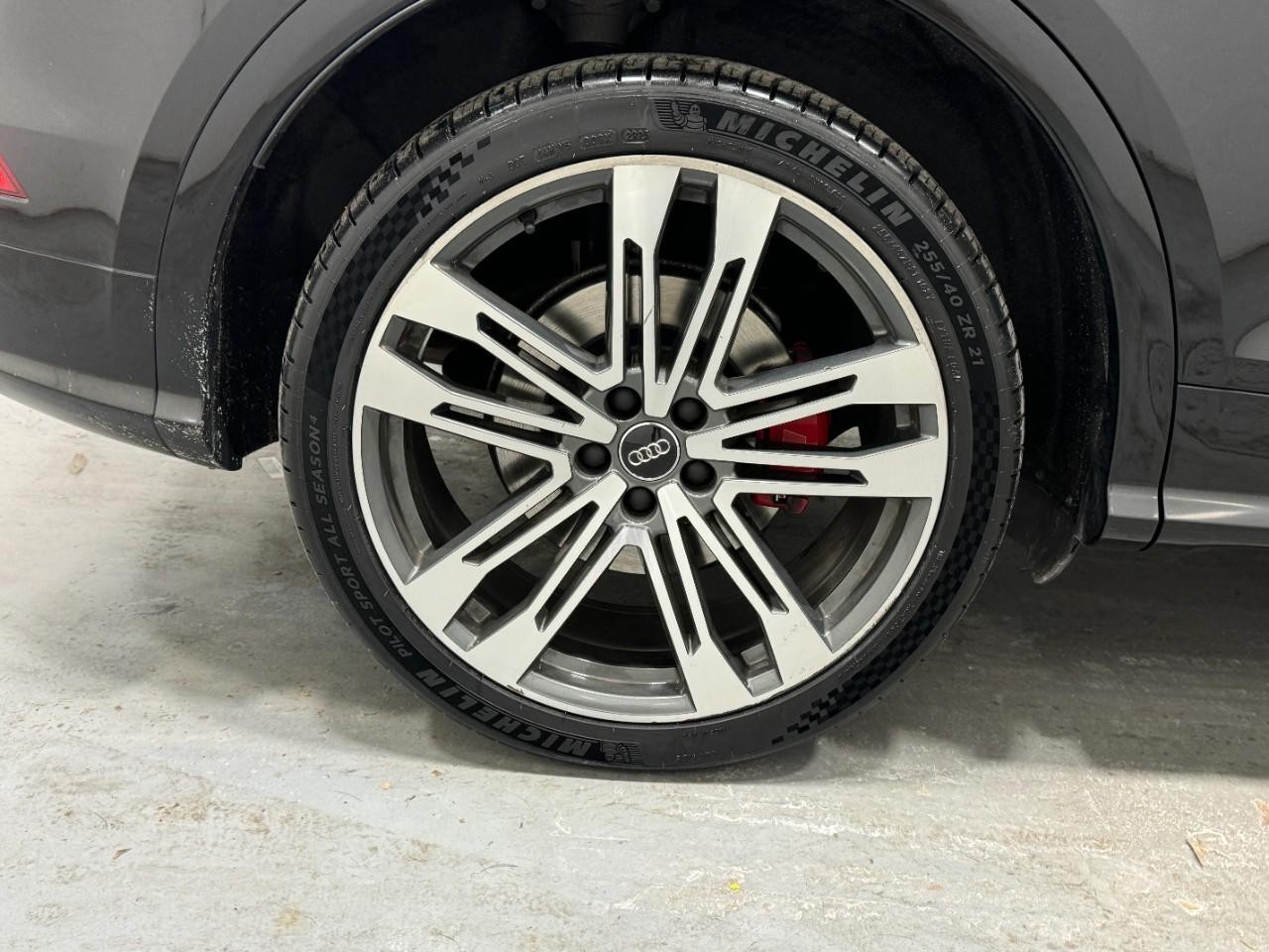 Audi SQ5 Vehicle Full-screen Gallery Image 5