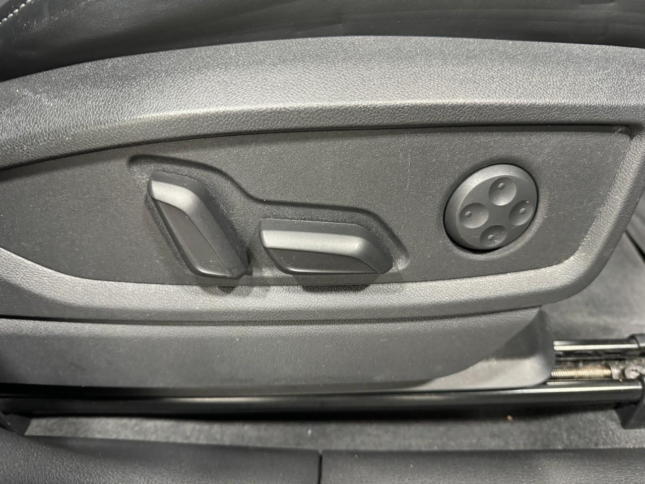 Audi SQ5 Vehicle Full-screen Gallery Image 21