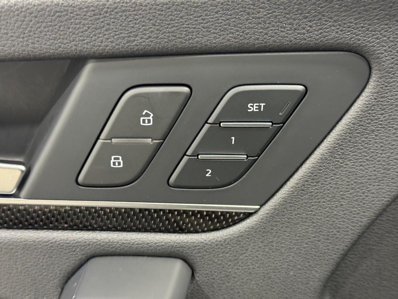 Audi SQ5 Vehicle Full-screen Gallery Image 24