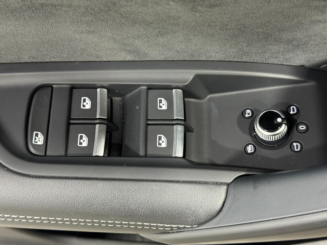 Audi SQ5 Vehicle Full-screen Gallery Image 25