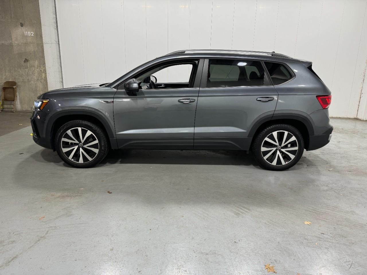 Volkswagen Taos Vehicle Full-screen Gallery Image 2