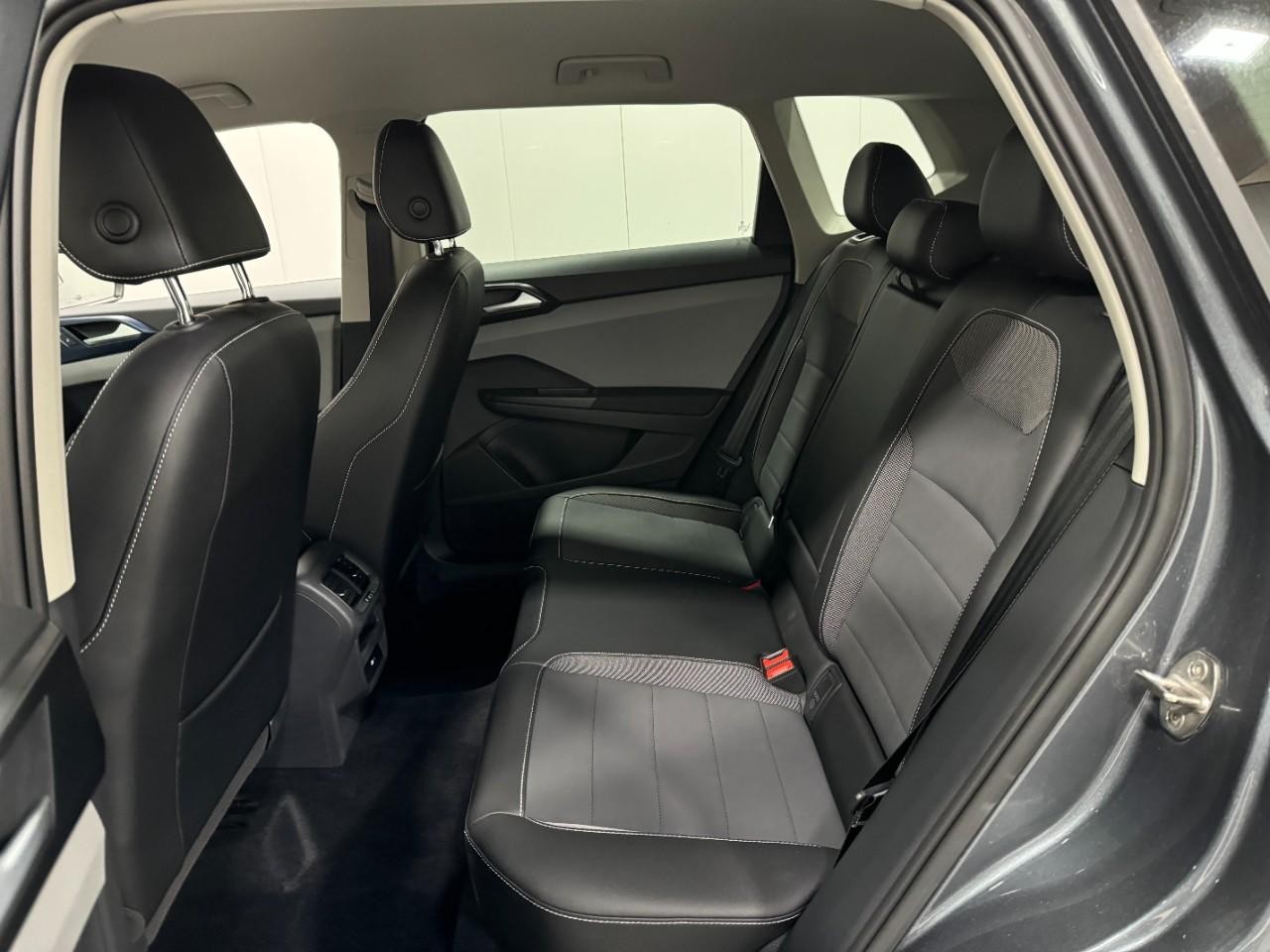 Volkswagen Taos Vehicle Full-screen Gallery Image 8