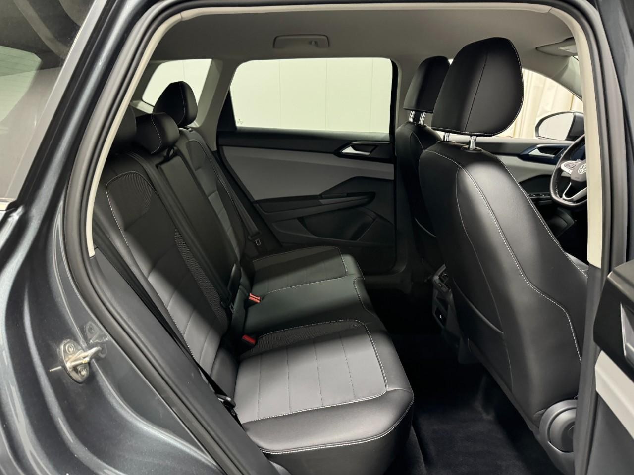 Volkswagen Taos Vehicle Full-screen Gallery Image 10