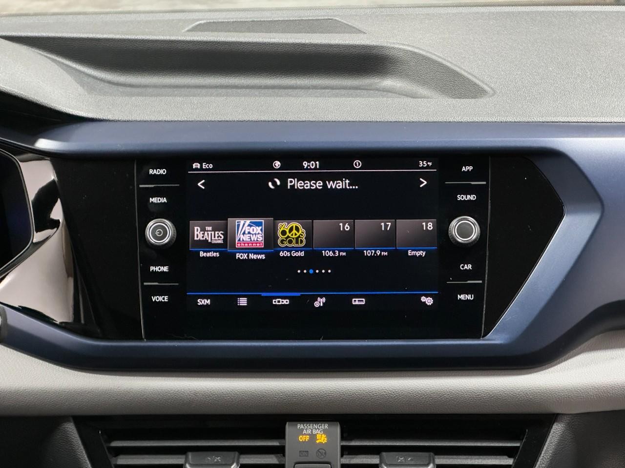 Volkswagen Taos Vehicle Full-screen Gallery Image 13