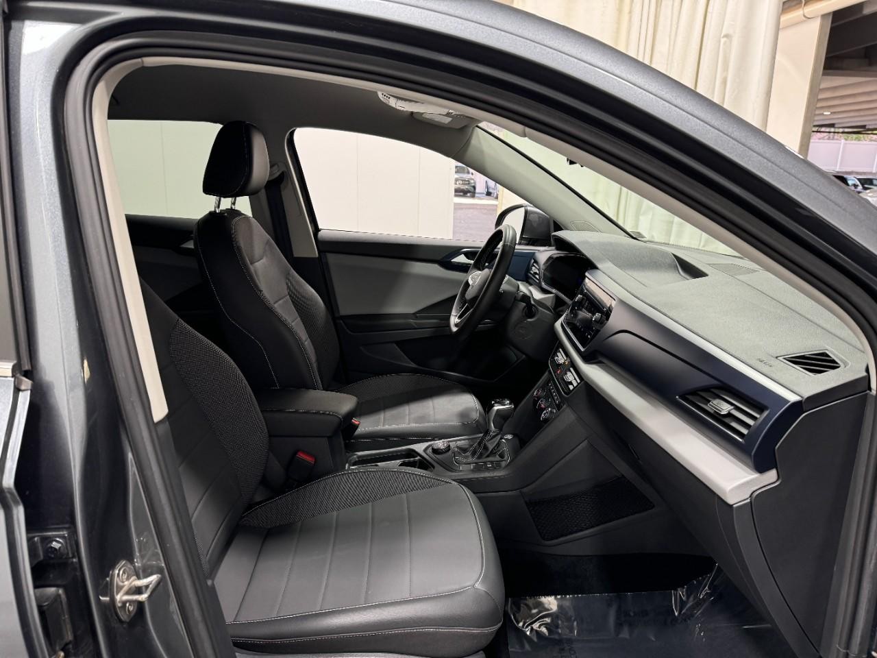 Volkswagen Taos Vehicle Full-screen Gallery Image 17