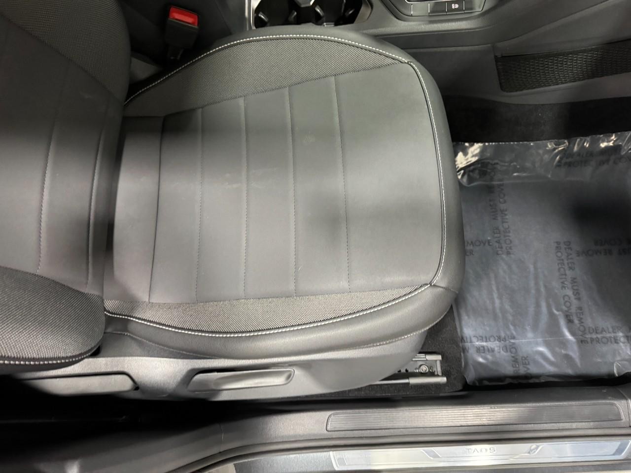 Volkswagen Taos Vehicle Full-screen Gallery Image 18