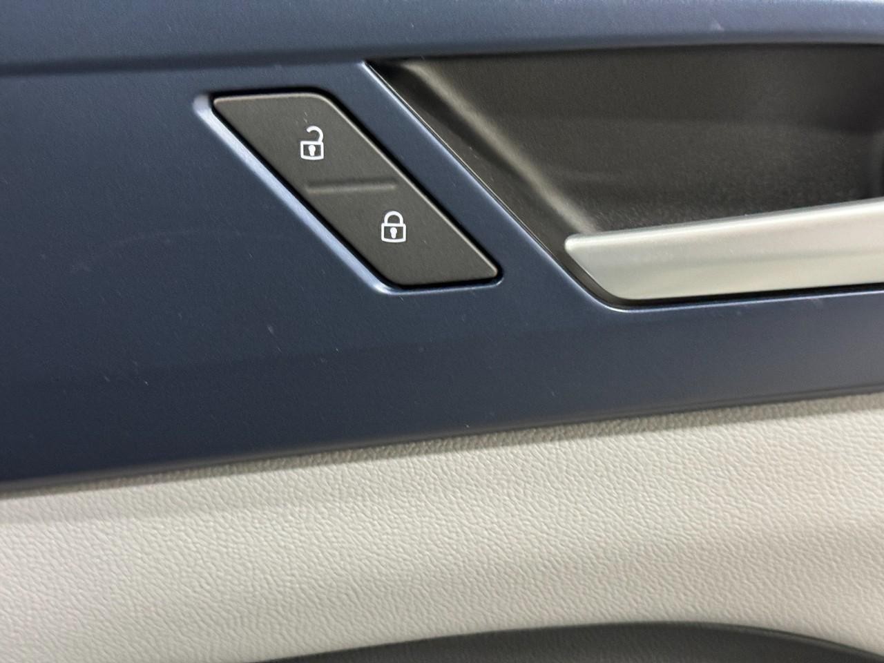 Volkswagen Taos Vehicle Full-screen Gallery Image 20