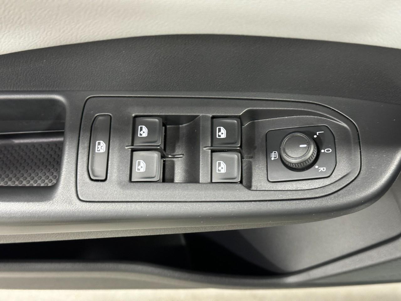 Volkswagen Taos Vehicle Full-screen Gallery Image 23