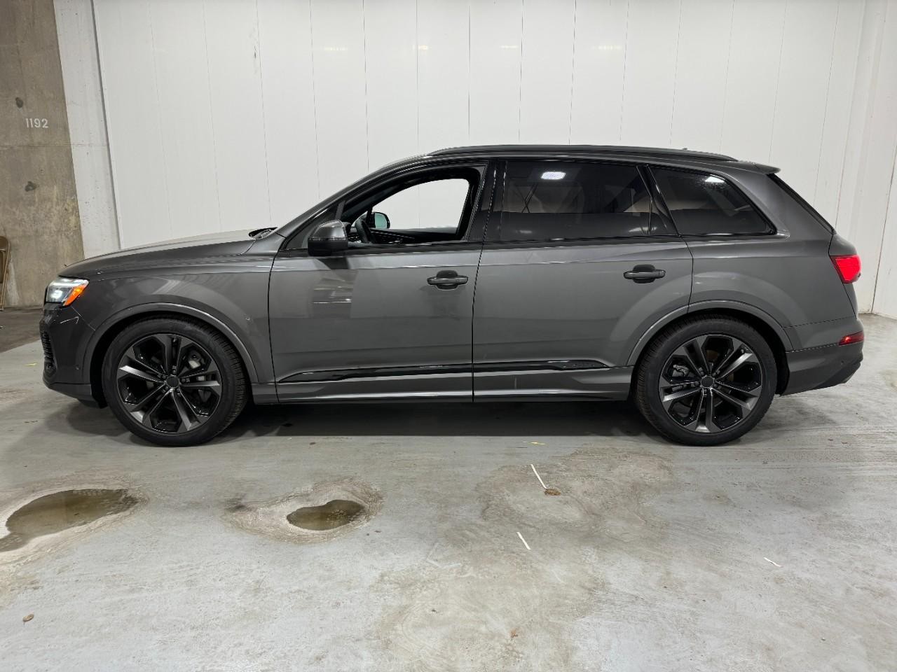 Audi Q7 Vehicle Full-screen Gallery Image 2