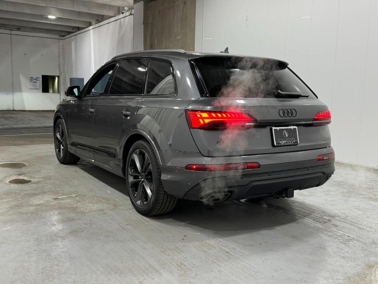 Audi Q7 Vehicle Full-screen Gallery Image 3