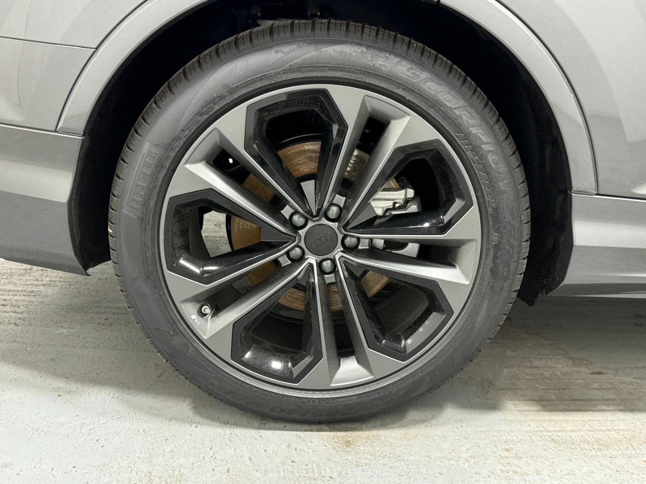 Audi Q7 Vehicle Full-screen Gallery Image 5