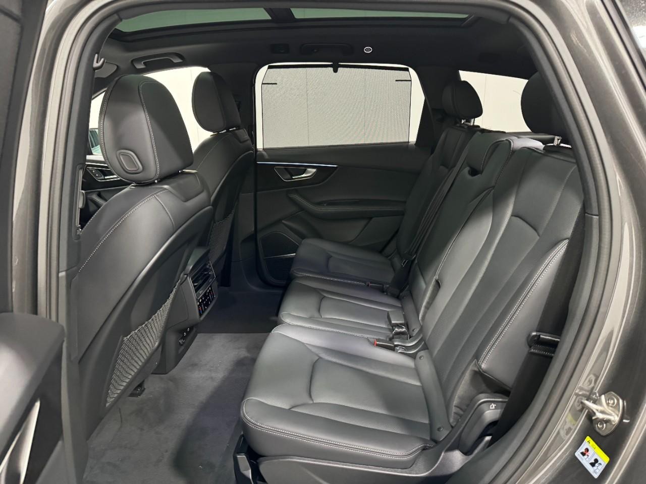 Audi Q7 Vehicle Full-screen Gallery Image 8