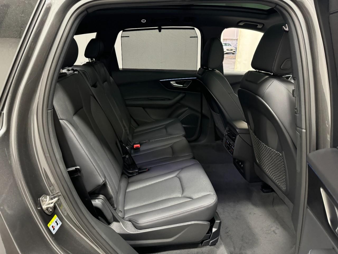 Audi Q7 Vehicle Full-screen Gallery Image 10