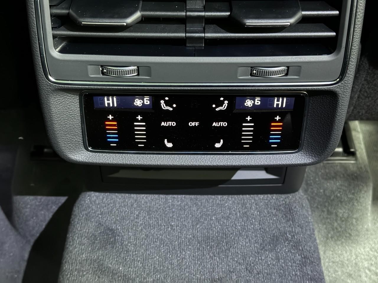 Audi Q7 Vehicle Full-screen Gallery Image 11