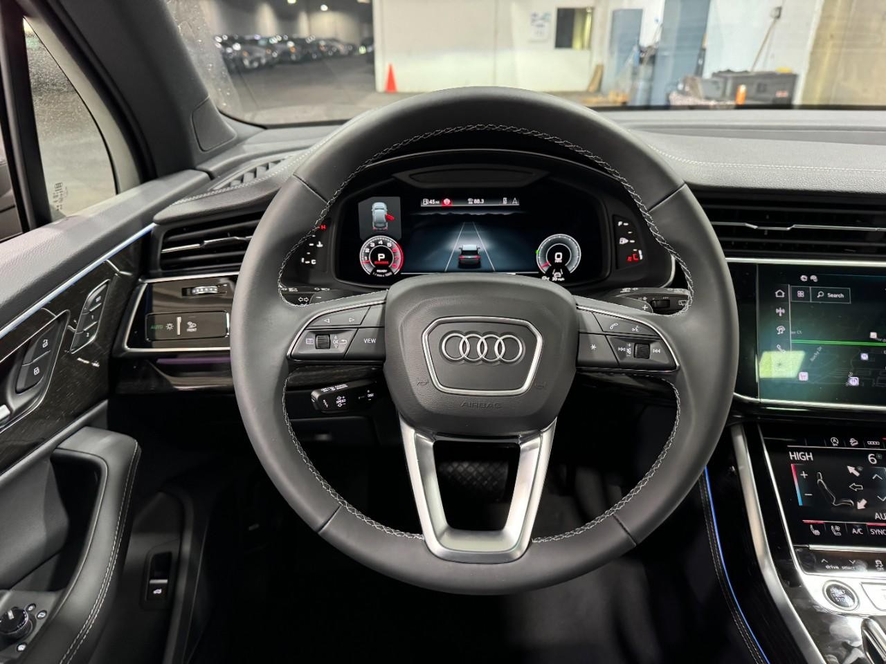 Audi Q7 Vehicle Full-screen Gallery Image 14
