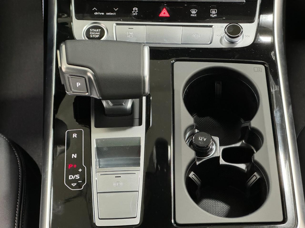 Audi Q7 Vehicle Full-screen Gallery Image 17