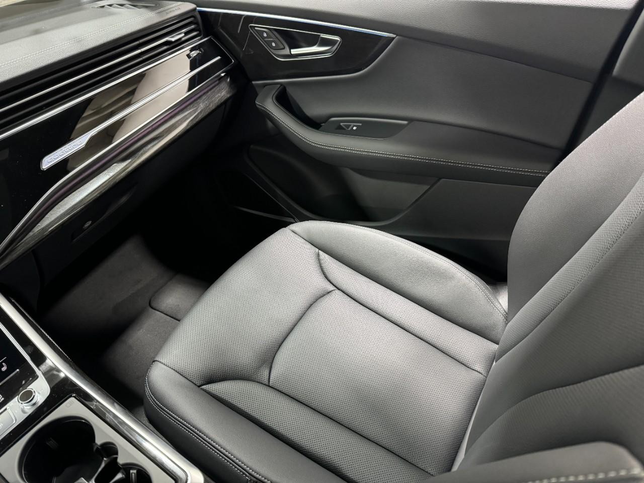 Audi Q7 Vehicle Full-screen Gallery Image 18