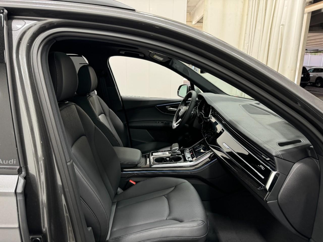 Audi Q7 Vehicle Full-screen Gallery Image 19