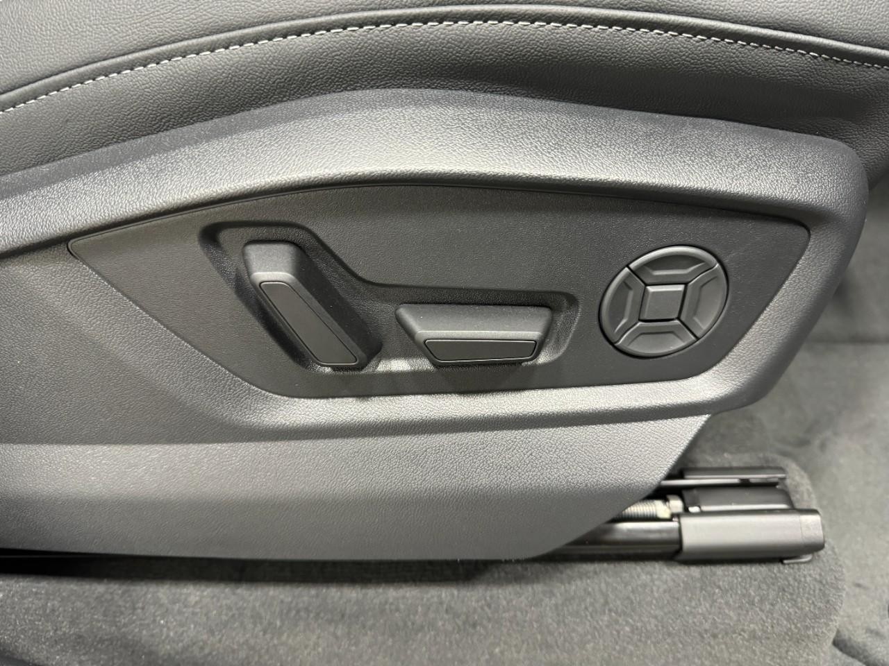 Audi Q7 Vehicle Full-screen Gallery Image 21