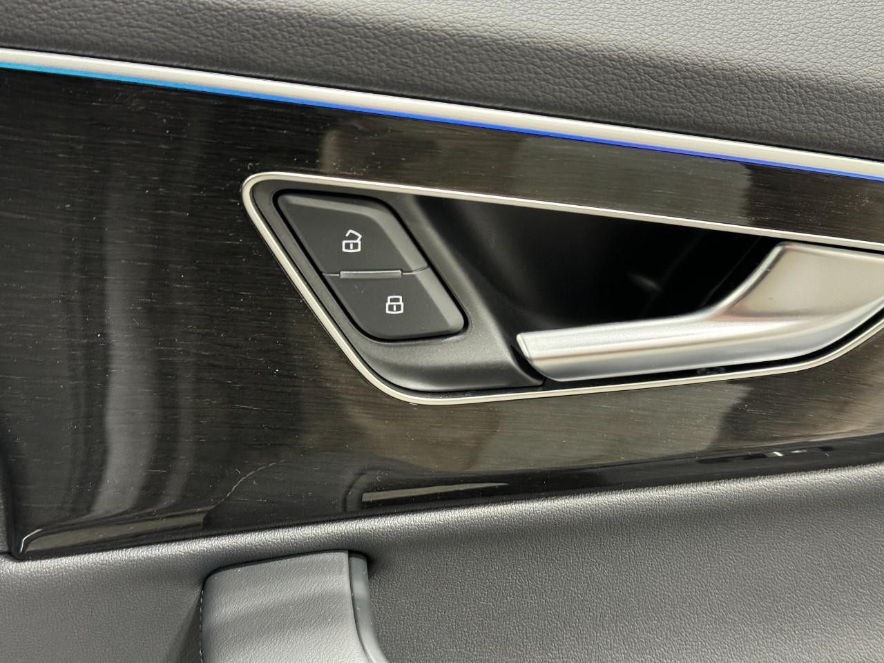 Audi Q7 Vehicle Full-screen Gallery Image 22