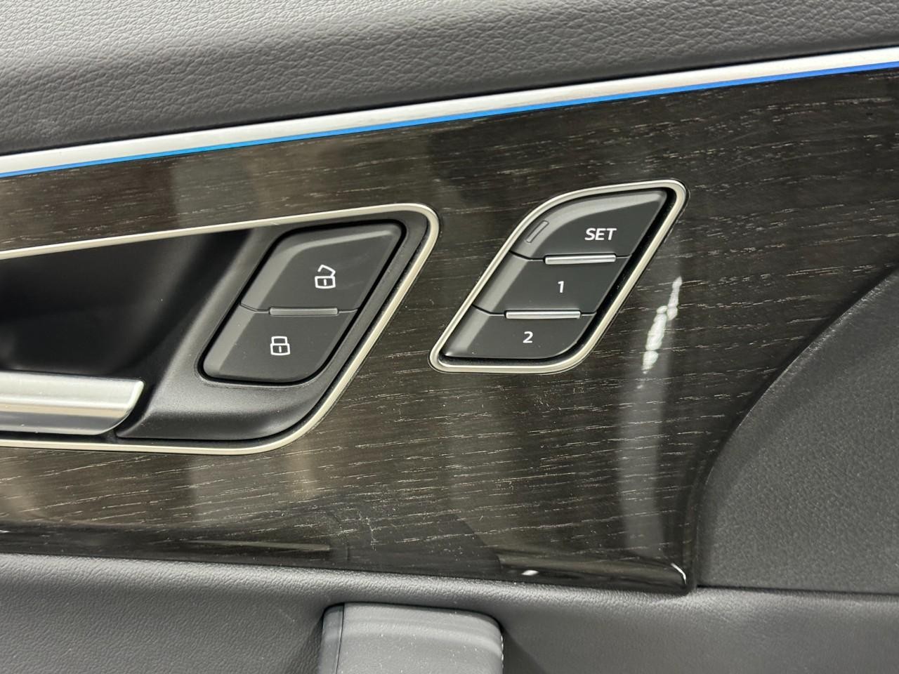 Audi Q7 Vehicle Full-screen Gallery Image 24