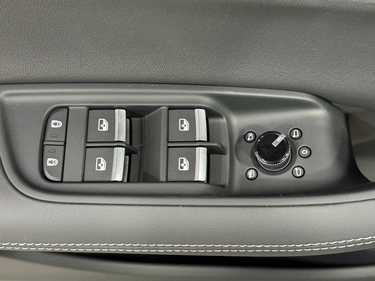 Audi Q7 Vehicle Full-screen Gallery Image 25