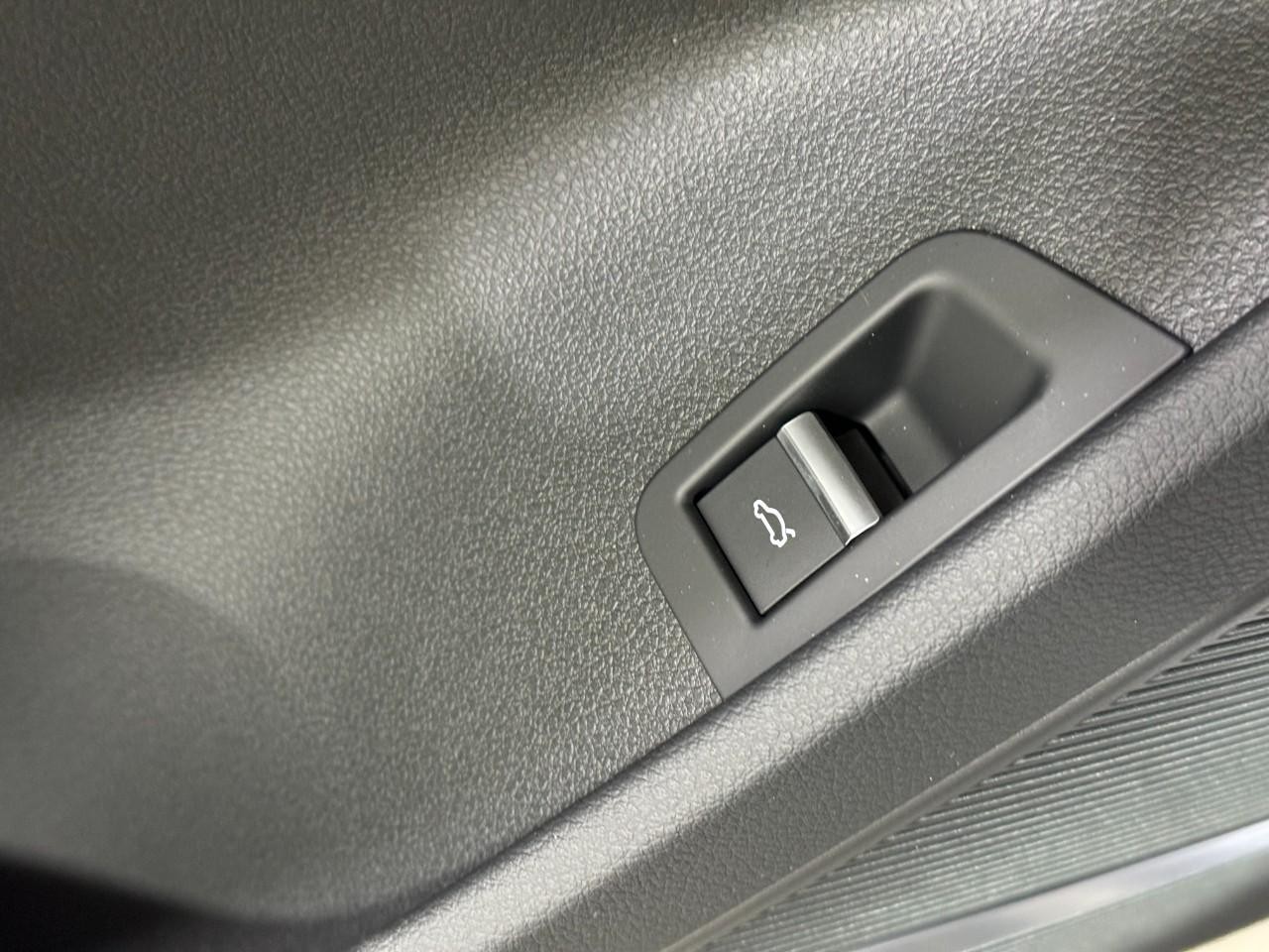 Audi Q7 Vehicle Full-screen Gallery Image 26