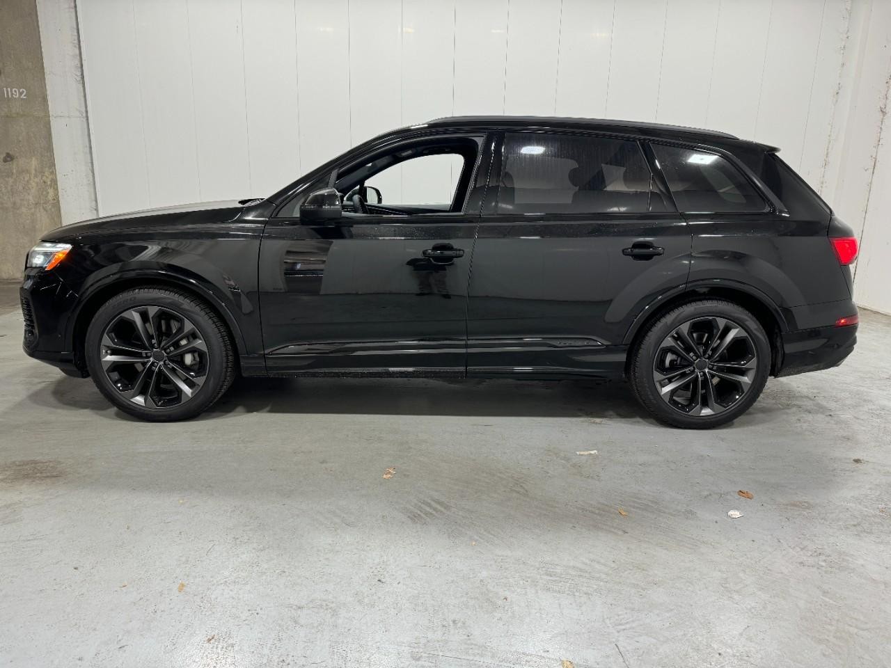 Audi Q7 Vehicle Full-screen Gallery Image 2