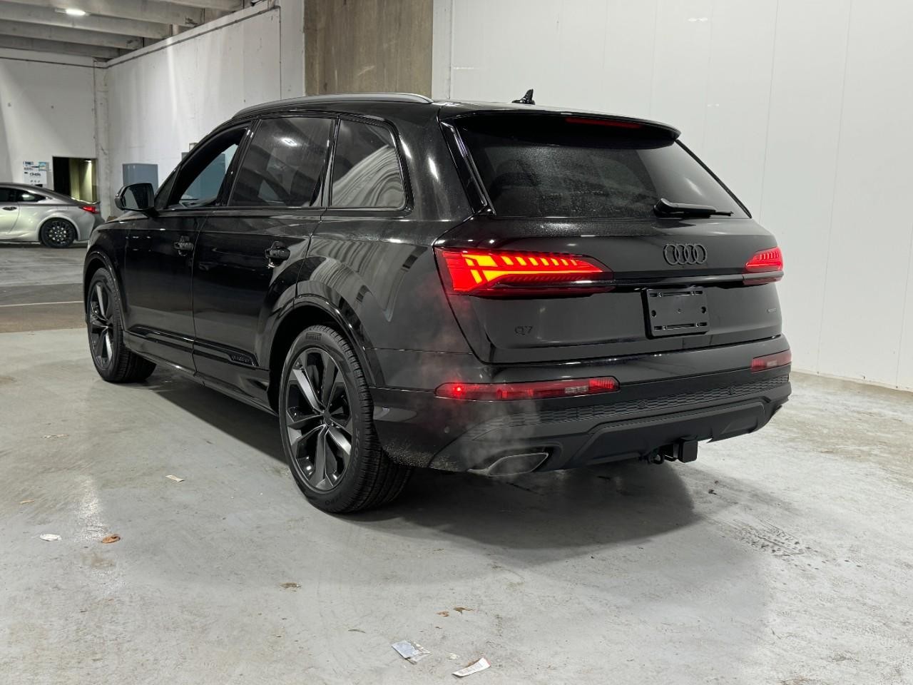 Audi Q7 Vehicle Full-screen Gallery Image 3
