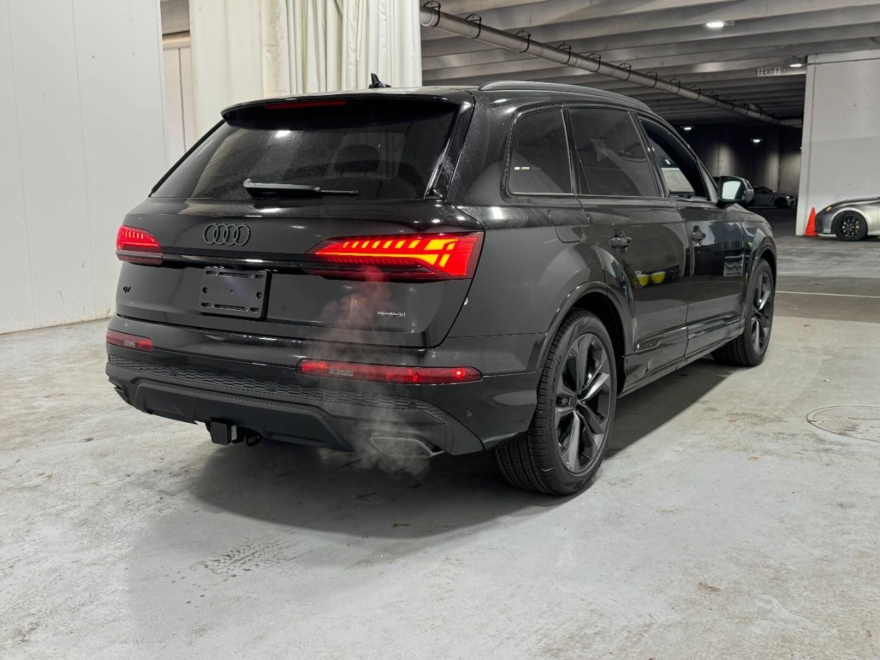 Audi Q7 Vehicle Full-screen Gallery Image 4
