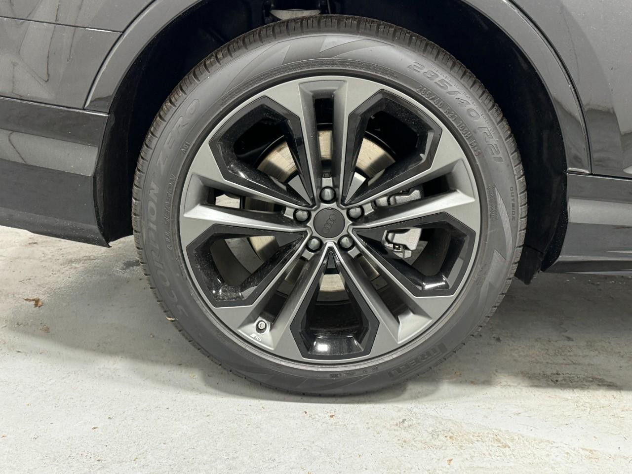 Audi Q7 Vehicle Full-screen Gallery Image 5