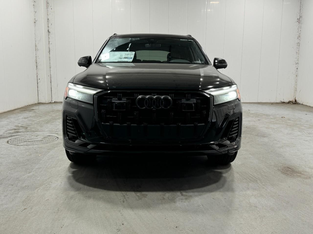 Audi Q7 Vehicle Full-screen Gallery Image 7