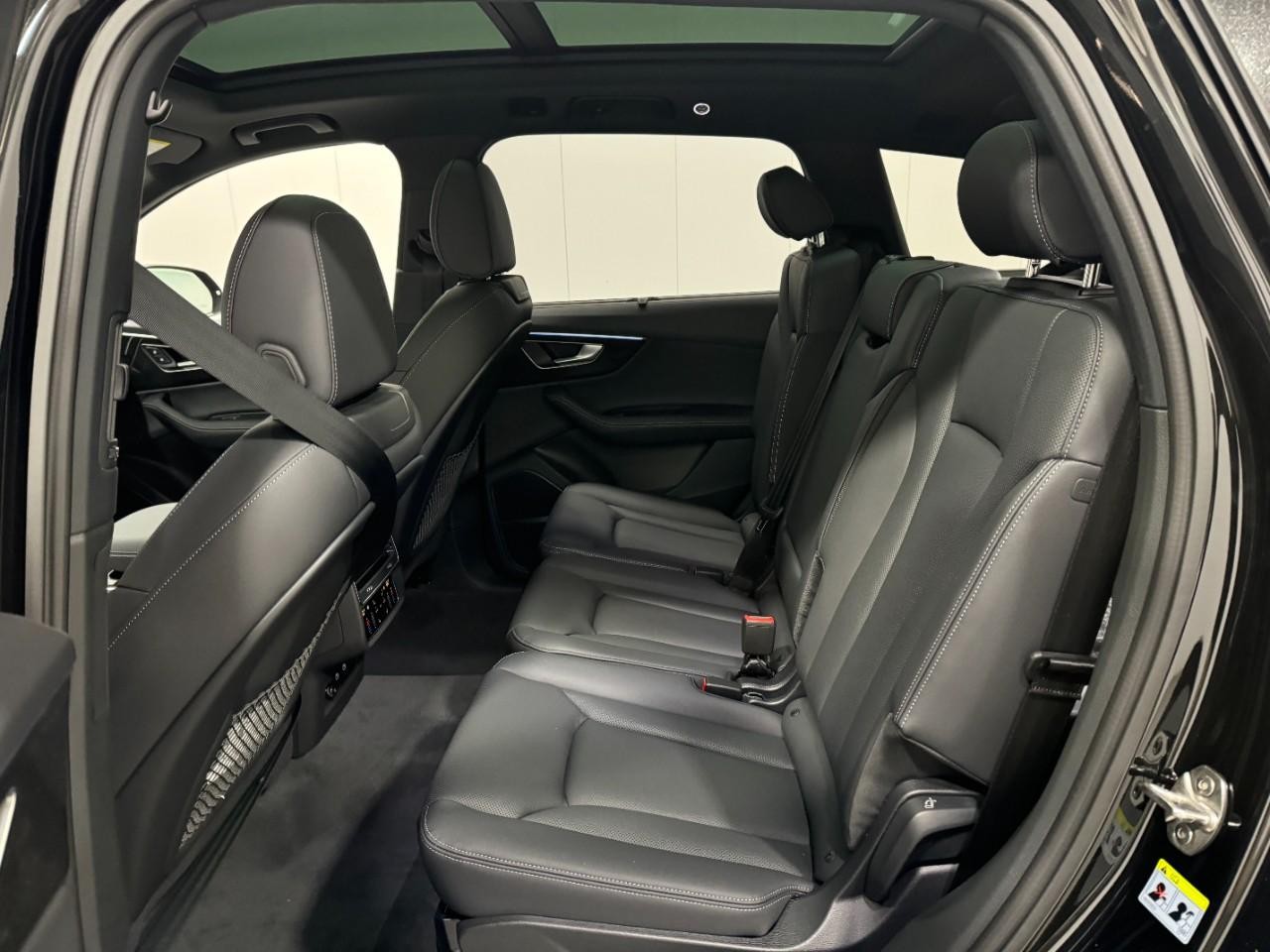 Audi Q7 Vehicle Full-screen Gallery Image 8