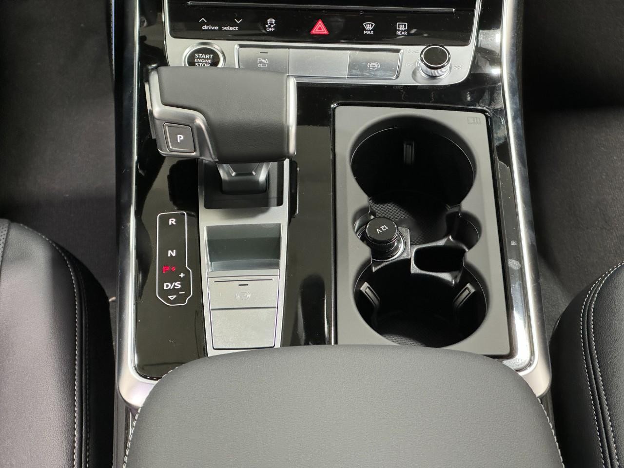 Audi Q7 Vehicle Full-screen Gallery Image 17