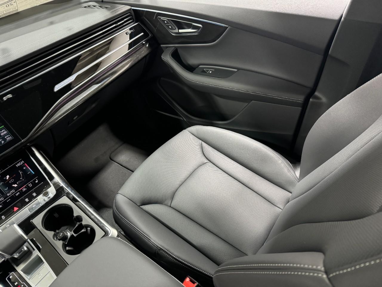 Audi Q7 Vehicle Full-screen Gallery Image 18