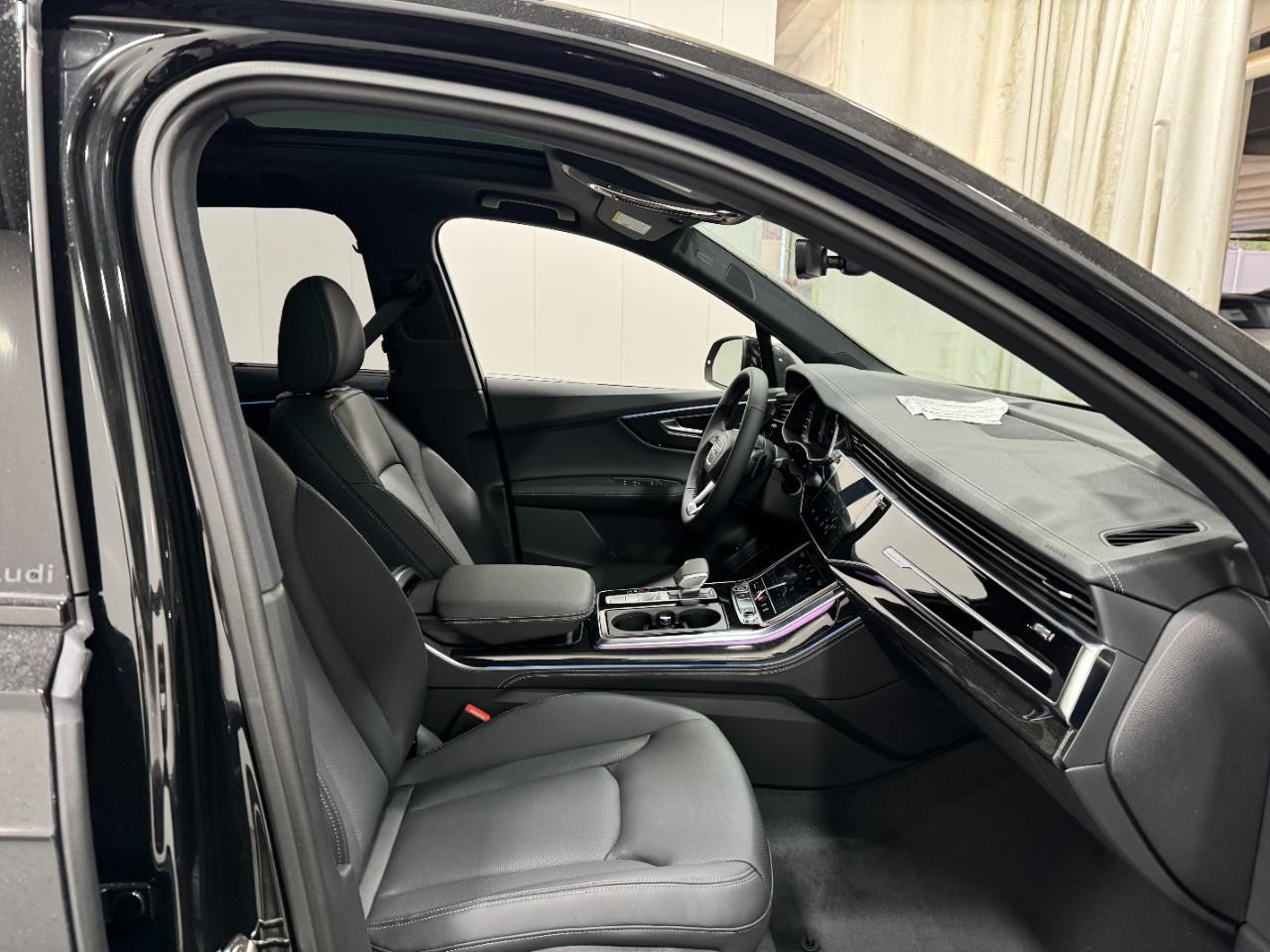 Audi Q7 Vehicle Full-screen Gallery Image 19