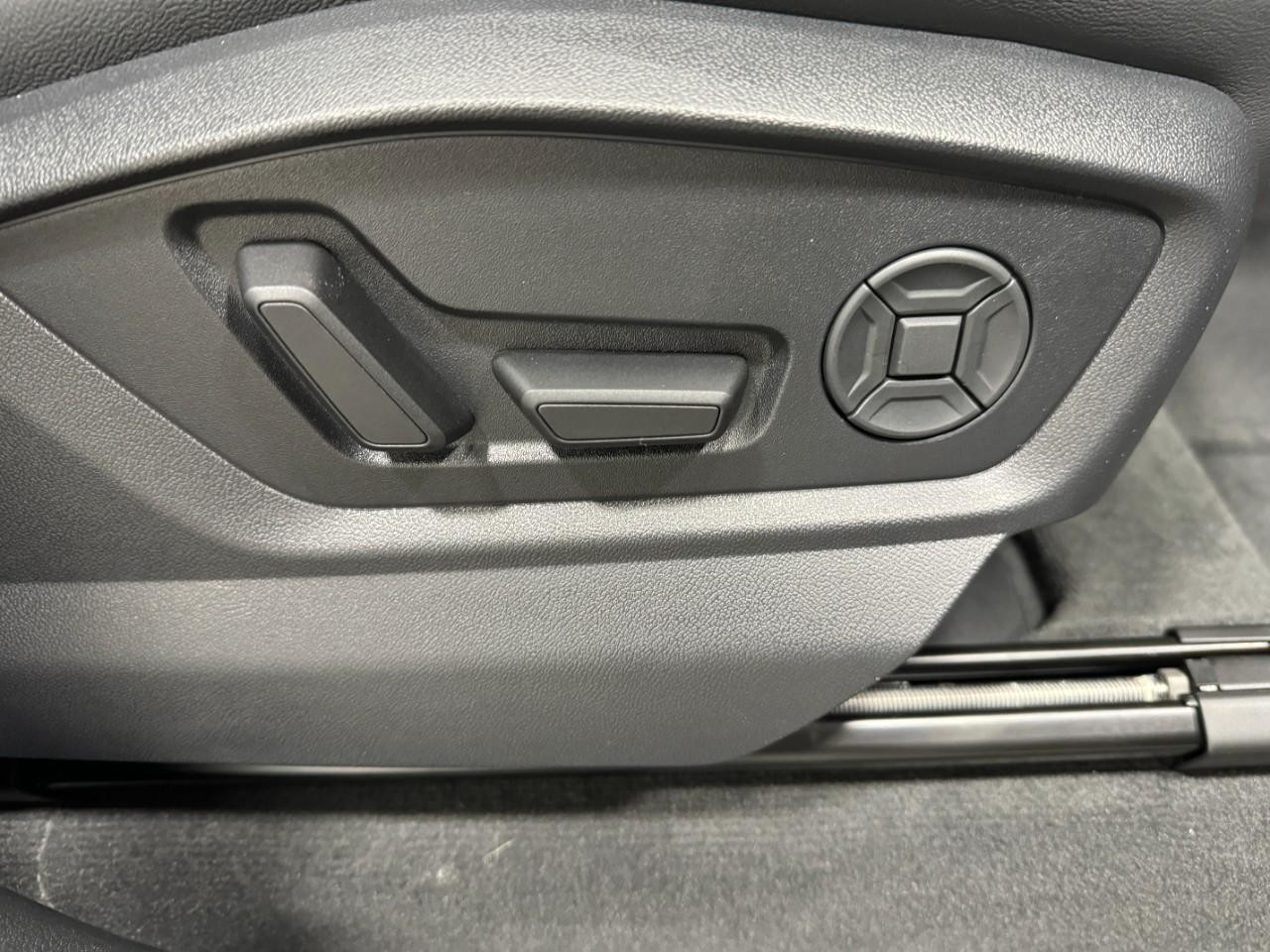 Audi Q7 Vehicle Full-screen Gallery Image 21