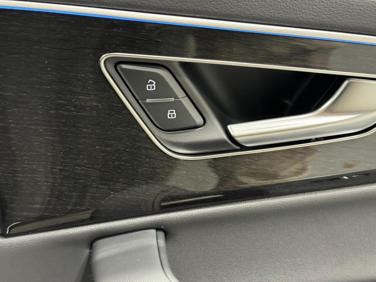 Audi Q7 Vehicle Full-screen Gallery Image 22