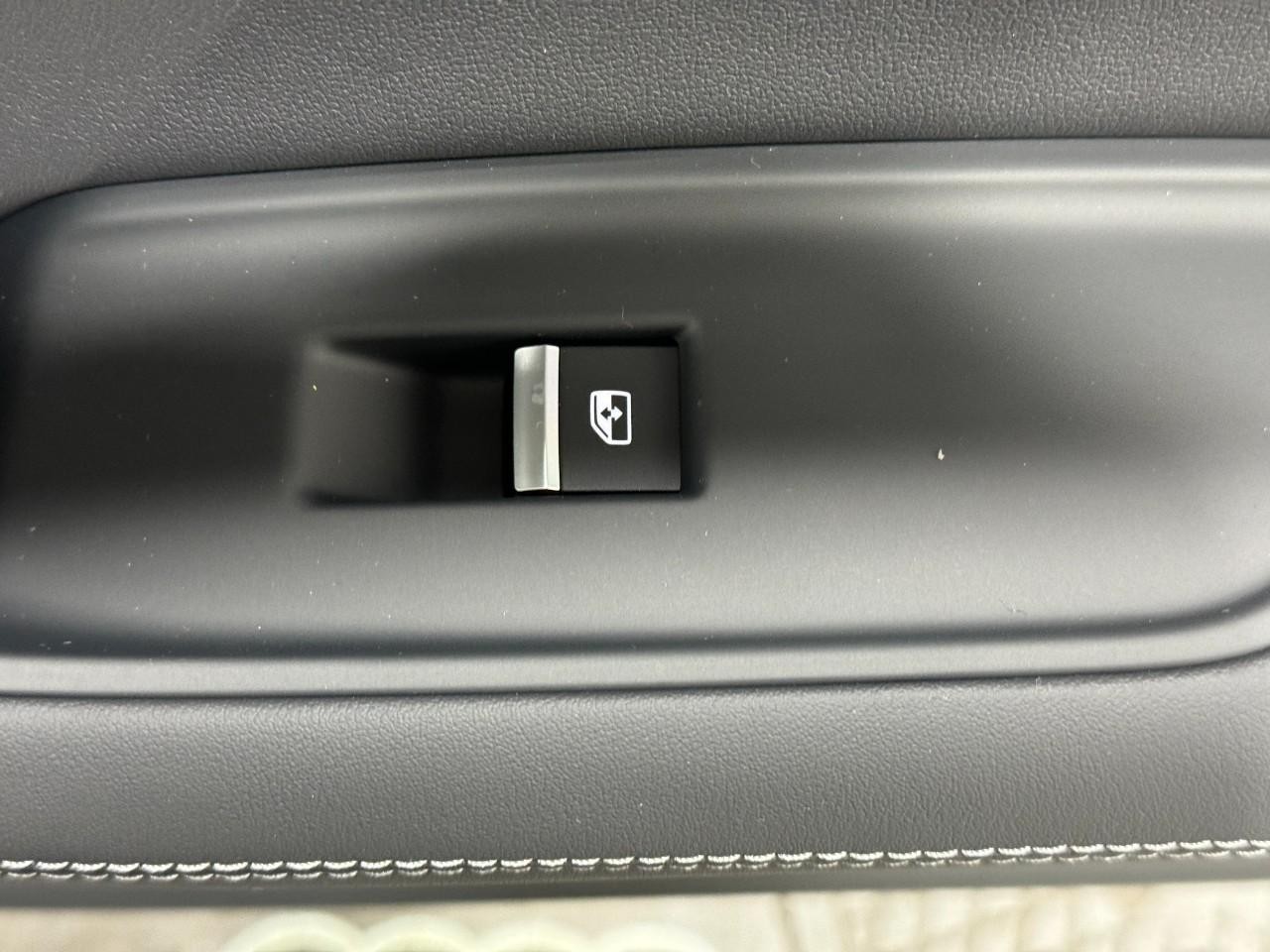 Audi Q7 Vehicle Full-screen Gallery Image 23