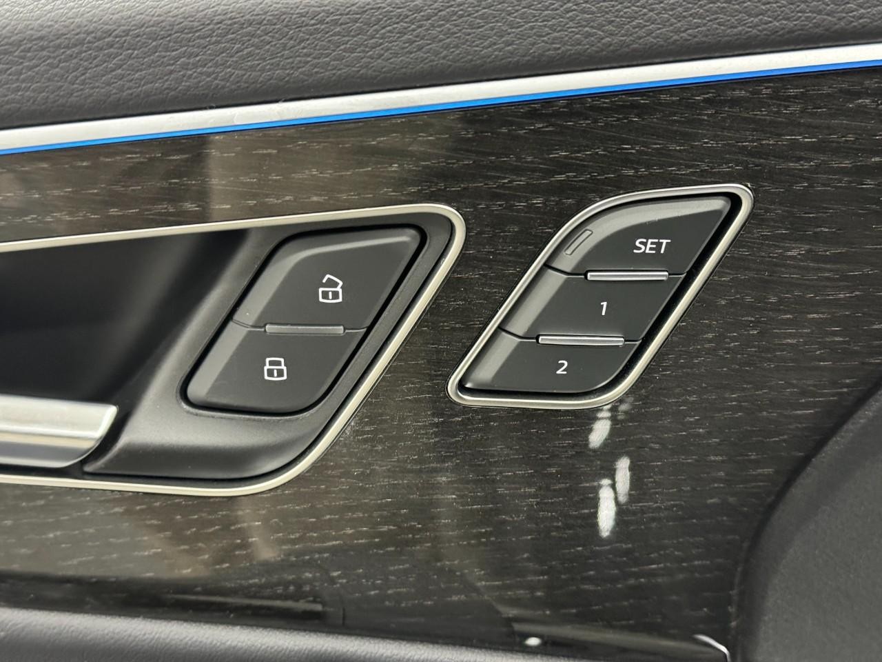 Audi Q7 Vehicle Full-screen Gallery Image 24