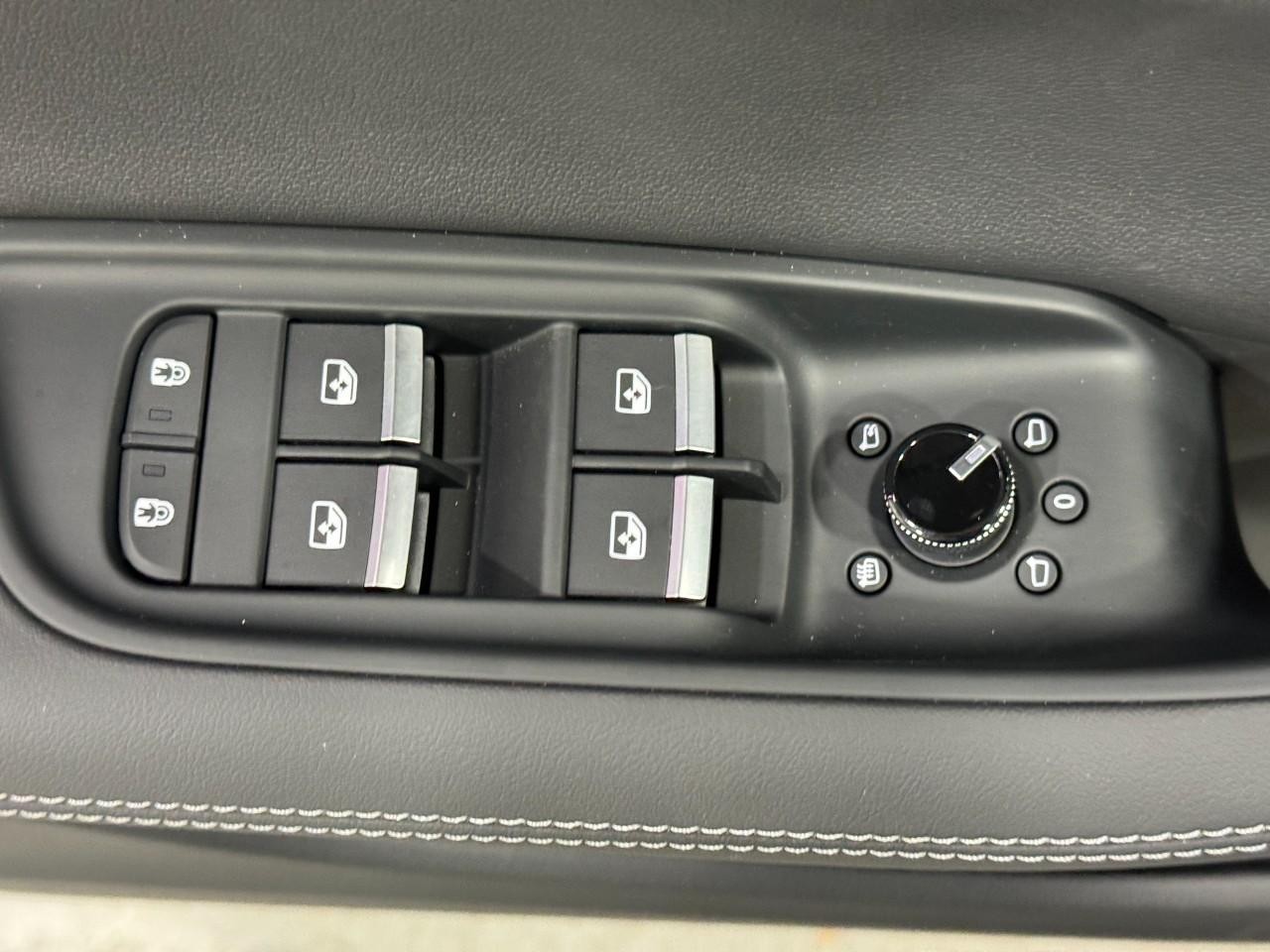 Audi Q7 Vehicle Full-screen Gallery Image 25