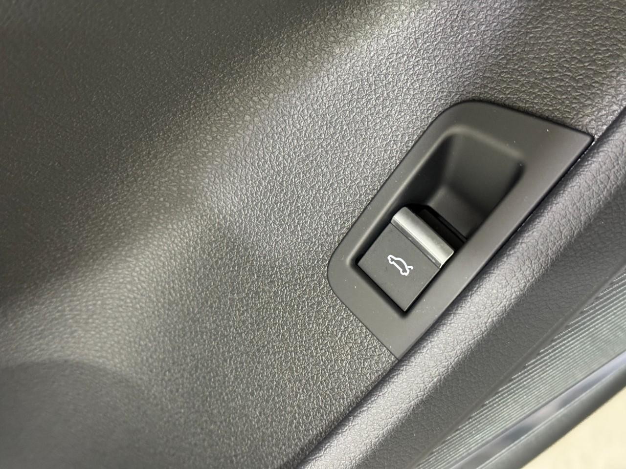 Audi Q7 Vehicle Full-screen Gallery Image 26