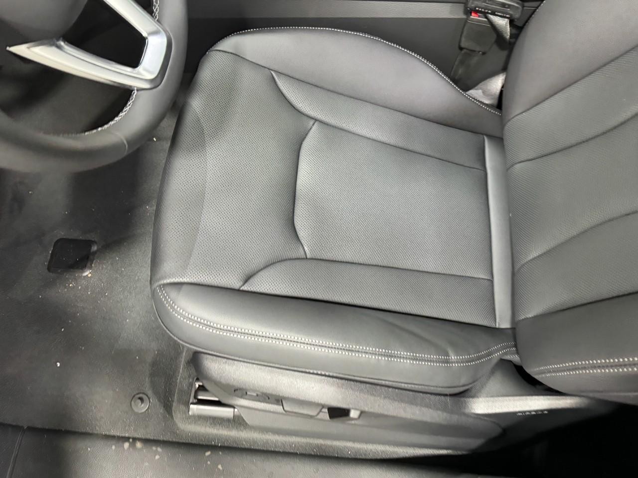 Audi Q7 Vehicle Full-screen Gallery Image 29