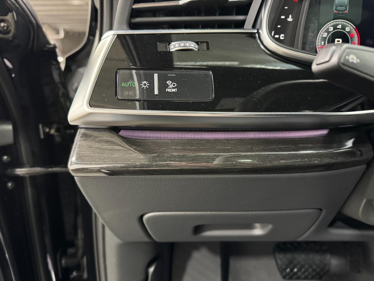 Audi Q7 Vehicle Full-screen Gallery Image 31