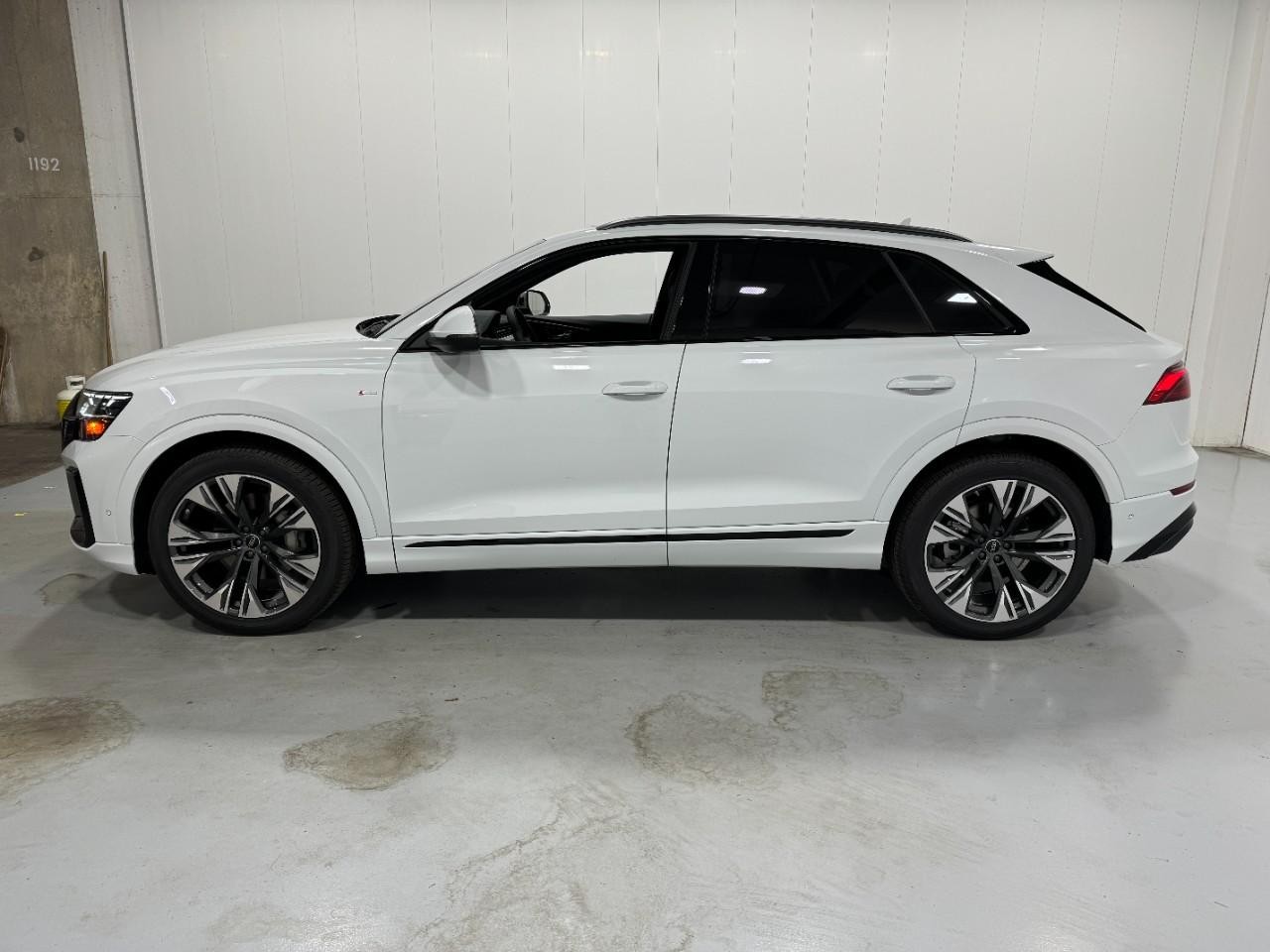 Audi Q8 Vehicle Full-screen Gallery Image 2