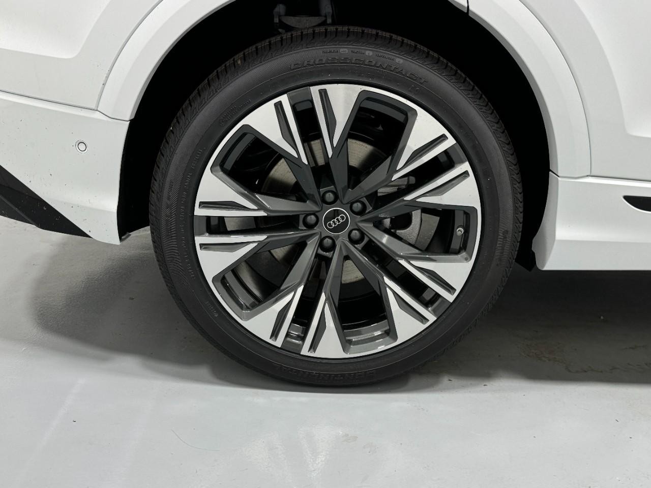 Audi Q8 Vehicle Full-screen Gallery Image 5