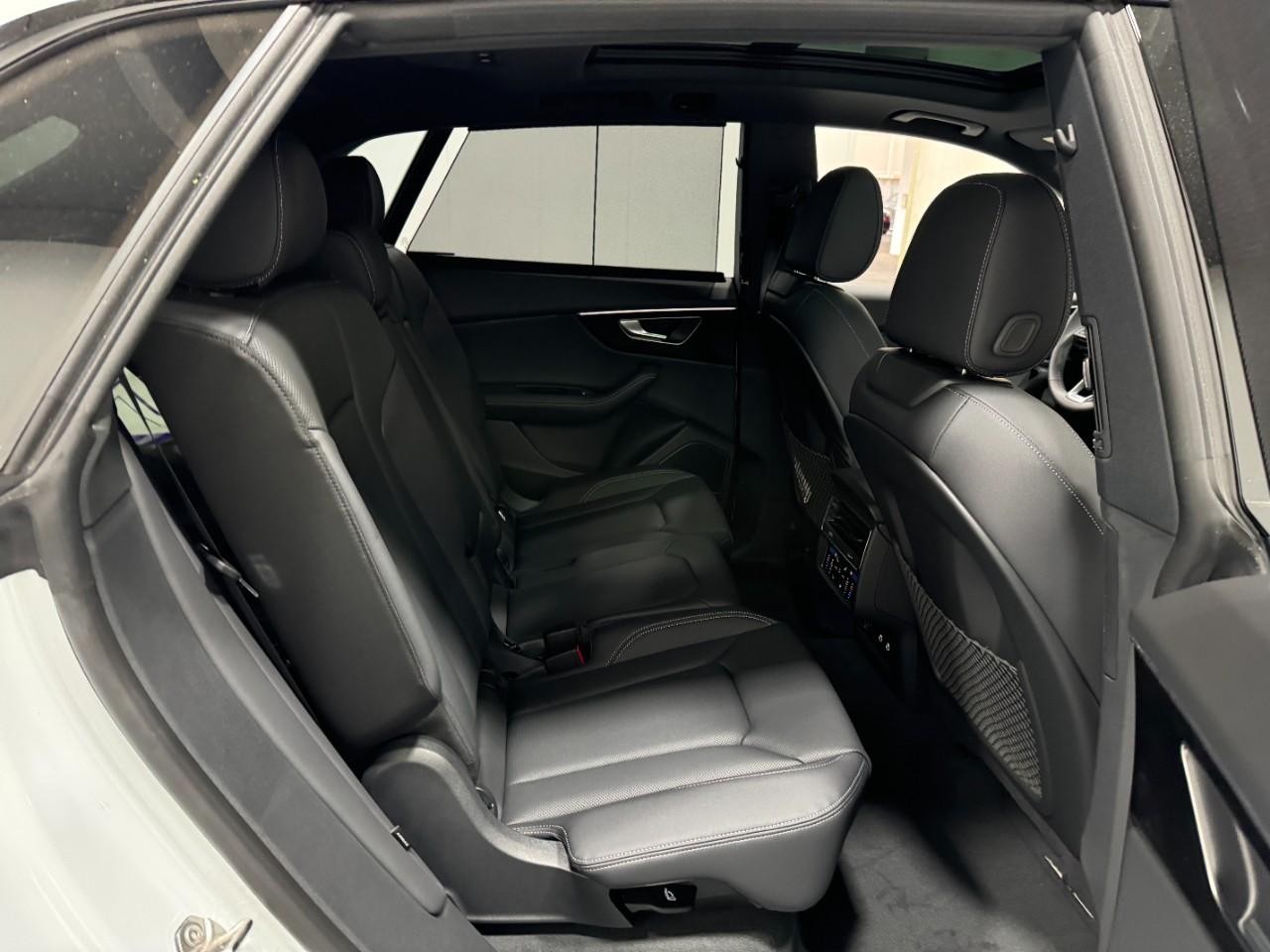 Audi Q8 Vehicle Full-screen Gallery Image 10